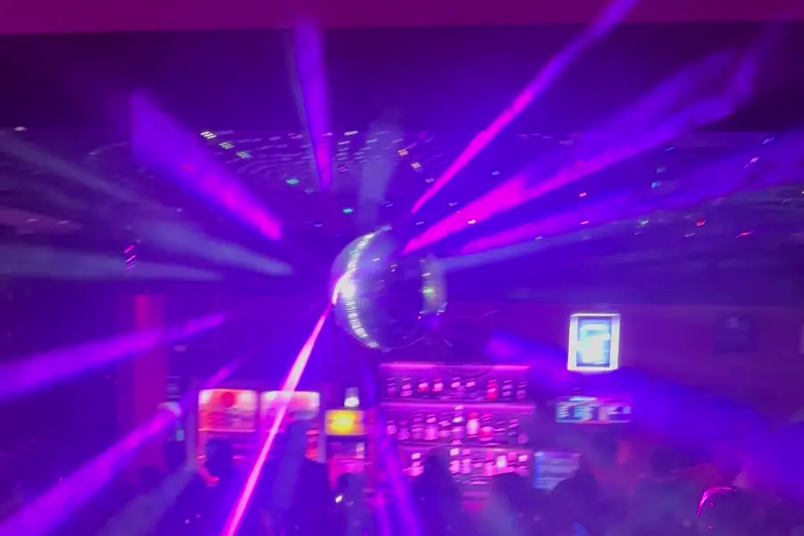 Tele táncparkett a Retro Clubban, diszkógömbbel